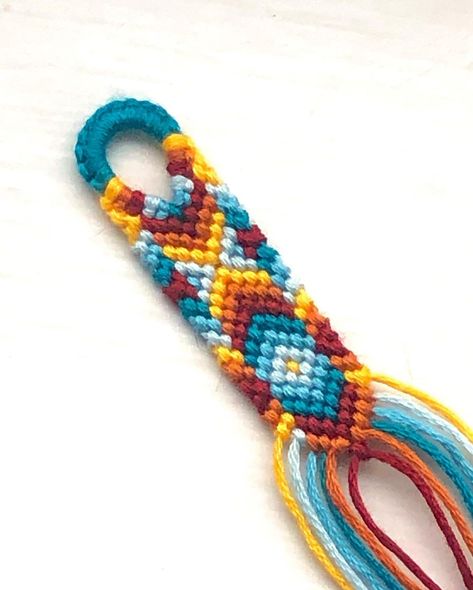 Diy Bracelets With String, Diy Friendship Bracelets Tutorial, String Bracelet Patterns, Friendship Bracelet Patterns Easy, Yarn Bracelets, Cute Friendship Bracelets, Handmade Friendship Bracelets, Bracelets Handmade Diy, Friendship Bracelets Tutorial