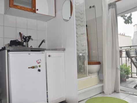 Zone+cuisine/salle+de+bains+avant+travaux+-+Rénovation+studio Mini Studio, Garage Studio, Dorm Room Organization, Bachelor Pad, Saint Denis, Garden Shed, Room Organization, Dorm Room, Tiny House