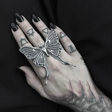 Huge silver moth ring
Witchcraft jewellery Moth Ring, Edm Music Festivals, Night Creatures, Edm Music, Getting A Tattoo, Luna Moth, Witchy Jewelry, The Underworld, Butterfly Jewelry