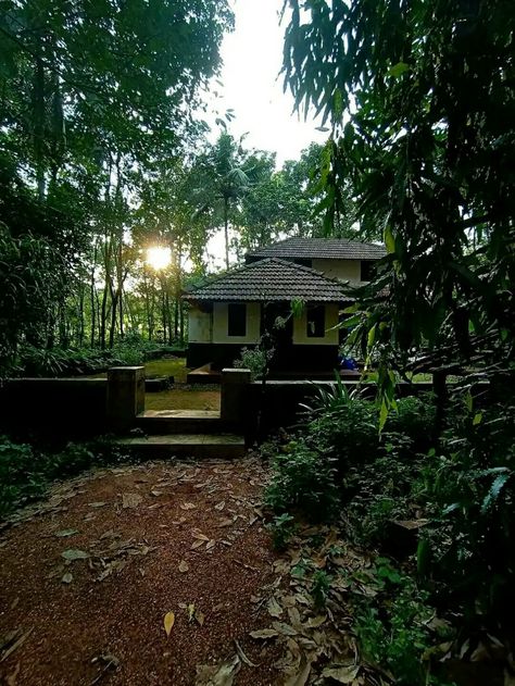 Old Kerala Houses, Indian Farmhouse, Kerala Lifestyle, Kerala Nature, Kerala Traditional House, Kerala Travel, Kerala House, Amazing India, Village Photos