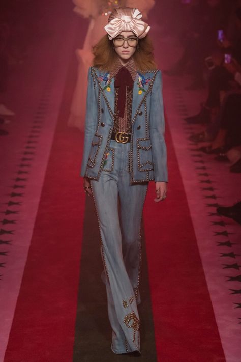 Gucci Spring 2017: Model walks the runway in denim pantsuit with stud… Fashion Show Outfit Ideas, Show Outfit Ideas, Fashion Show Outfit, Gucci Spring 2017, Gucci 2017, Studded Denim Jacket, 2017 Runway, Gucci Spring, American Theme