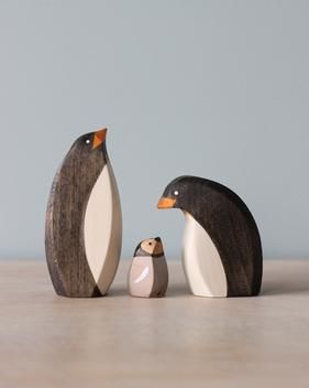 Wooden Penguin, Wood Birds, Odin Parker, Penguin Family, Wooden Bear, Wood Animal, Wood Carving Designs, Wood Cabinet, Wooden Tree