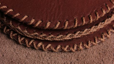 Small Leather Crafts Diy, Scrap Leather Projects Diy, Diy Leather Engraving, Scrap Leather Projects, Diy Leather Hat, Leather Pillows, Leather Working Patterns, Diy Leather Projects, Leather Scrap