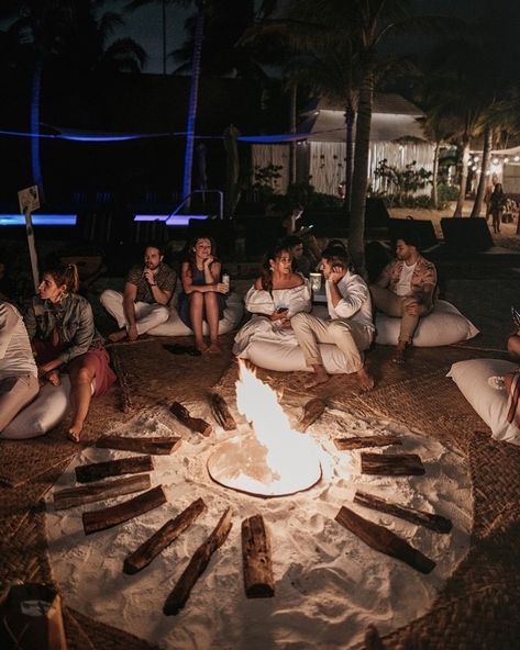 MX Wedding Decor Designers’s Instagram photo: “The perfect bonfire for the welcome beach party! It's the moment to meet family and friends that you haven't seen in a long time and have…” Wedding Beach Bonfire, Beach Bonfire Wedding, Beach Bonfire Party Ideas, Beach Welcome Party, Wedding Bonfire, Beach Bonfire Parties, Bonfire Wedding, Bonfire Party, Ocean Wedding