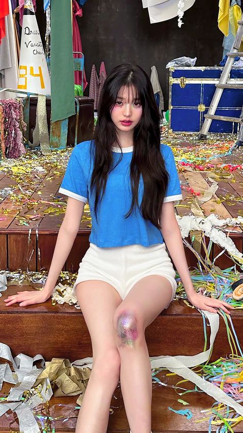 IVE - Jang Wonyoung - Instagran Post - Color Correction by yours truly Wonyoung Body Type, Jang Wonyoung Body Goals, Wonyoung Full Body Pic, Wonyoung Body Goals, Wonyoung Body, Wonyoung Wallpaper, Kpop Body, Jang Wonyoung Ive, Ive Wonyoung