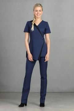 #utilitarius #businesscasual #officelook Designer Uniform, Uniform Beauty Salon, Clinic Uniform, Beauty Uniform, Medical Scrubs Fashion, Salon Uniform, Beauty Uniforms, Spa Uniform, Stylish Scrubs