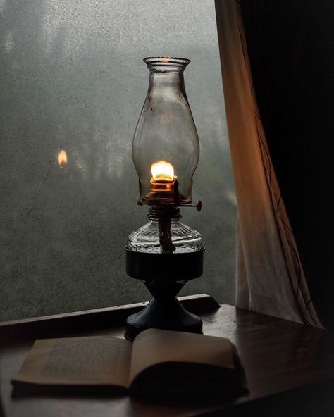 https://twitter.com/Hsanbook/status/1225791296100589568/photo/1 Paradis Sombre, Candle In The Dark, Lamps Aesthetic, Lights Aesthetic, Candle Aesthetic, Dark Academia Aesthetic, Aesthetic Dark, Academia Aesthetic, Oil Lamp