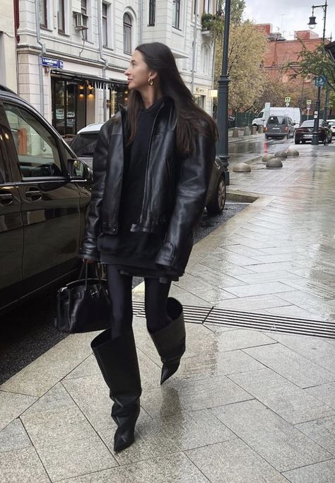 Oversized Boots Outfit, First Date Winter Outfit, Outfit With Long Boots, City Trip Outfit, Loafers Look, Jeans Boots Outfit, Extreme Fashion, Street Style Bags, Walking Down The Street