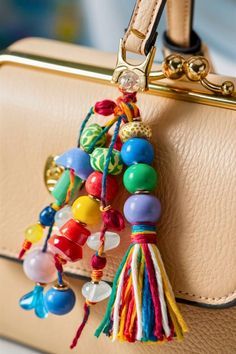 Purse Charms Diy Ideas, Handmade Bag Charms, Diy Charms Keychain, Silicone Bead Keychain Ideas, Purse Charms Diy How To Make, Diy Bag Charm Ideas, Ladies Retreat Themes, Diy Purse Tassel, Bag Charms Ideas