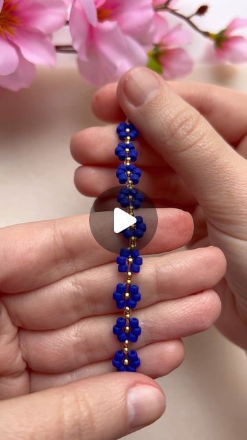 Beaded Bracelet Patterns Tutorials, Crochet Jewelry Patterns, Daisy Jewelry, New Bracelet, Daisy Bracelet, Beaded Bracelets Tutorial, Golden Jewelry, Beaded Bracelet Patterns, Bracelet Blue