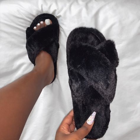 700 Likes, 4 Comments - Envy Shoes (@envyshoesuk) on Instagram: “Cosy up babe 🥰 As the nights get colder, these Cuddle Slippers are our essentials! 🤍 £19.99 Shop:…” Chilled Vibes, Cute Loungewear, Fur Sliders, Cosy Night In, Home Slippers, Faux Fur Slippers, Fur Slippers, Winter Nights, Black Faux Fur