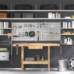 Heimwerkstatt - Regalsystem PRIMESLOT: industriale Garage & Schuppen von Regalraum GmbH Collapsible Shelves, Make A Door, Shelving Design, Regal Design, Garden Tool Storage, Garage Interior, Basement Bedrooms, Garage Design, Garage Organization