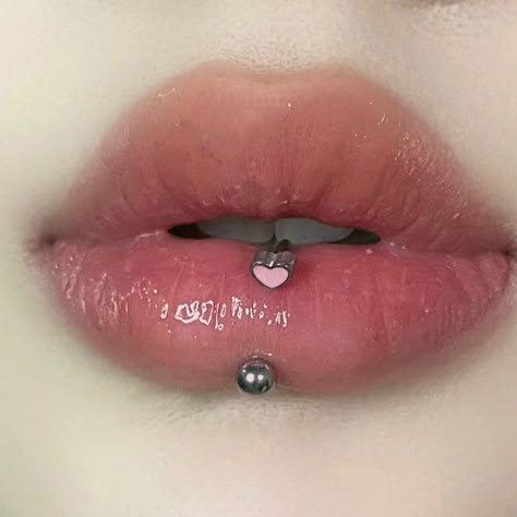 Vertical Labret Piercing, Mouth Piercings, Lip Piercing Jewelry, Pretty Ear Piercings, Face Piercings, Cool Piercings, Labret Piercing, Eyebrow Ring, Facial Piercings