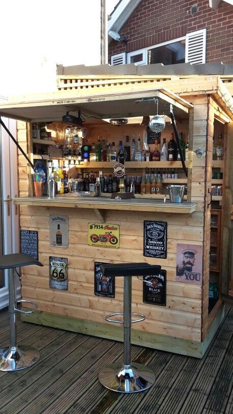 Wood Pallet Projects Outdoor Bar Ideas, Garden Bar Ideas, Bar En Plein Air, Garden Bar Shed, Outdoor Garden Bar, Outdoor Tiki Bar, Diy Outdoor Bar, Bar Shed, Bar Exterior