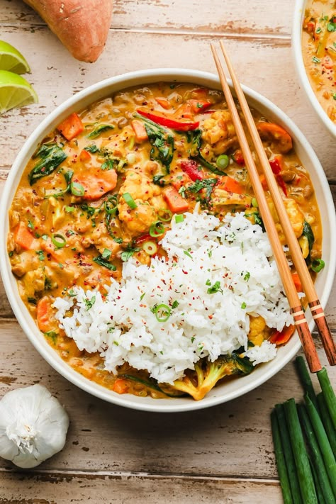 Easy Vegan Curry, Curry Dinner, Vegetable Curry Recipes, Poached Chicken Breast, Vegan Curry Recipes, Boiled Chicken Breast, Reheat Chicken, Vegan Ideas, Poached Chicken