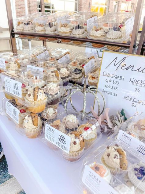 Selling Cakes At Farmers Market, Bakers Vendor Booth, Baked Goods Display Ideas Farmers' Market, Baker Vendor Booth Display Ideas, Farmers Market Booth Set Up, Baking Vendor Booth Display Ideas, Farmers Market Baked Goods Display, Bakery Market Display, Bakery Vendor Booth