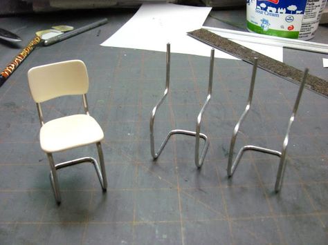 Dollhouse Miniature Furniture - Tutorials | 1 inch minis: How to make a metal tubular kitchen chair Doll Furniture Diy, Doll House Plans, Fairy Furniture, Doll House Crafts, Kitchen Chair, Dollhouse Miniatures Diy, Miniature Diy, Dollhouse Kitchen, Diy Dollhouse Furniture