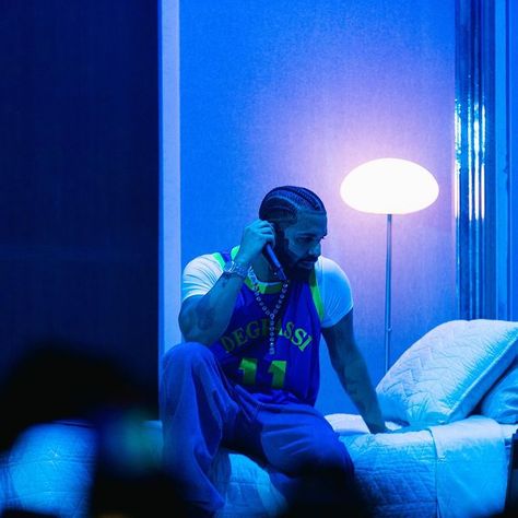 Drake 2023, Drake Purple Aesthetic, Drake Blue Aesthetic, Aesthetic Drake Photos, Rapper Wallpaper Aesthetic Drake, Blue Drake, Drakes Album, Drake Concert, Drake Photos