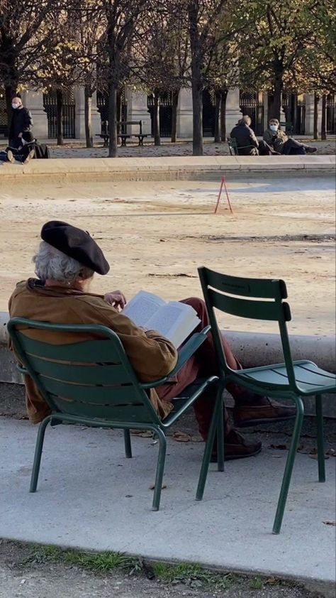 Nature Books, Chaotic Academia, Parisian Lifestyle, Reading A Book, Books Reading, Oui Oui, Old People, 인물 사진, Slice Of Life