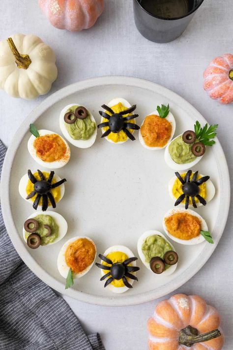 Deviled Egg Ideas, Halloween Party Recipes, Holiday Party Snacks, Pumpkin Deviled Eggs, Halloween Deviled Eggs, Easy Halloween Party Food, Deviled Egg Tray, Summer Bbq Recipes, Halloween Food Appetizers