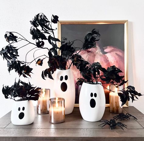 Easy DIY: Ghost Vases | Centsational Style Diy Halloween Room, Centsational Style, Halloween Vase, Fun Diy Halloween Decorations, Diy Ghost, Minimalist Halloween, Ghost Diy, Carving Pumpkins, Halloween Flowers