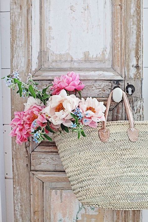 Market Baskets, Deco Floral, Spring Inspiration, Beautiful Blooms, Shabby Chic Decor, Love Flowers, Pretty Flowers, Flower Power, Floral Arrangements