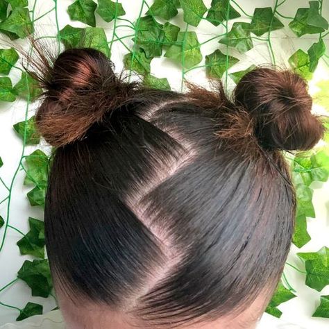 Hair Styles For Competitions, Ziczac Hairstyle, 90s Zig Zag Part, Hairstyles Gel Style, Hip Hop Dance Hairstyles, Zigzag Part Hair, Spiky Buns Hair, Zig Zag Bun, Festival Hair Short