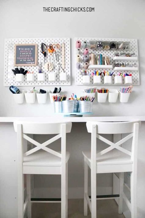 21 Craft Organization Ideas on a Budget https://www.southerncrushathome.com/craft-organization-ideas-on-a-budget/ Craft Room Design Inspiration, Beach Playroom, Arts And Crafts Station, Workspace Diy, Basement Update, Kids Craft Tables, Room Design Inspiration, Ikea Kallax Shelf, Linen Room