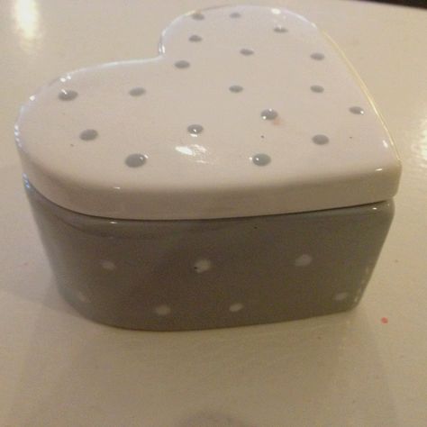 Grey And White Polka Dot Heart Box #pottery #colormemine #boulder Ceramic Heart Painting Ideas, Heart Shaped Pottery Painting Ideas, Love Heart Pottery Painting, Heart Box Pottery Painting, Clay Bowl Heart, Polka Dot Art, Clay Paint, Paint Your Own Pottery, Heart Box