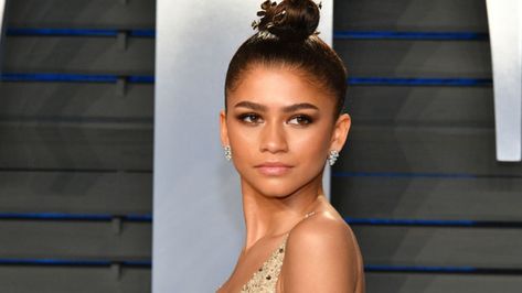 Here, we will look at some of the features of Zendaya's diet and exercise plan that you may use to stay fit. Zendaya Workout, Zendaya Diet, Zendaya Workout Routine, Zendaya Confidence, Ectomorph Body, Zendaya Hollywood Reporter, Exercise Activities, Star Actress, Her Cut