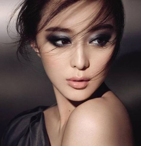 Asian Makeup Prom, Asian Makeup Tips, Kim Kardashian Makeup Tutorial, Kardashian Makeup, Kim Kardashian Makeup, Black Eye Makeup, Asian Makeup Looks, Applying Eye Makeup, Braut Make-up