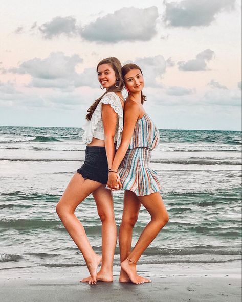 Beach Pictures Poses Sisters, 3 Sibling Beach Pictures, Family Vacation Poses, Bff Beach Photos, Beach Poses With Family, Beach Pic Ideas With Friends, Beach Pic Poses With Friends, Beach Friends Poses, Beach Photography Poses Friends