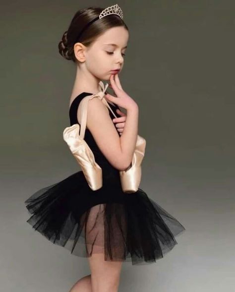 Ballet Photography Poses, Ballerina Photography, Ballet Dance Photography, Toddler Dance, Dance Picture Poses, Dancer Photography, Ballet Beauty, Dance Photography Poses, Ballet Kids