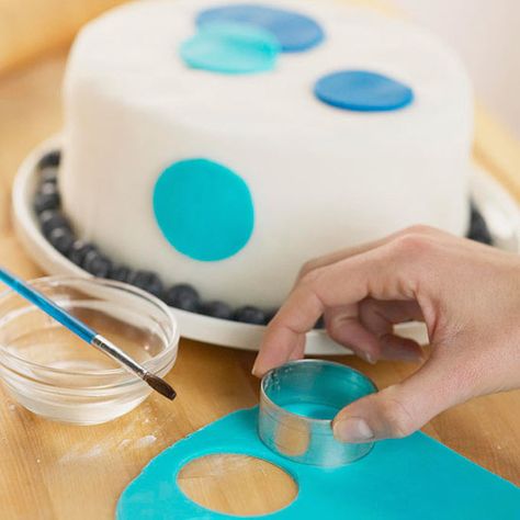 how to make fondant Easy Fondant Recipe, Fondant Recipe, Fondant Icing, Cupcake Decorating, Cake Frosting, Cake Decorating Tips, Cake Decorating Ideas, Trifle, Marzipan