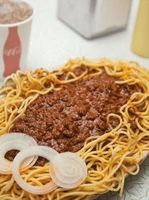 The best chili, Fred N Reds copycat recipe. Must serve over spaghetti just like this. Don't forget the dill pickles! Spaghetti Red Recipe, Chilli Spaghetti, Chili Spaghetti Recipe, Spaghetti Red, Childhood Recipes, Red Chili Recipes, Chili Spaghetti, Dove Recipes, Restaurant Foods