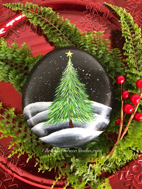 Christmas Pebble Art, Xmas Balls, Diy Rock Art, Stone Art Painting, Christmas Rock, Painted Rocks Craft, Christmas Tree Painting, Painted Rocks Diy, Holiday Painting