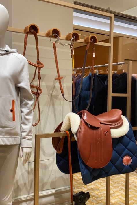 Equisterian Fashion, Polo Horse Aesthetic, Hermes Horse Riding, Rich Equestrian Aesthetic, Hermes Saddle, Equitation Aesthetic, Horse Riding Fashion, Equestrian Style Outfit, Equestrian Equipment