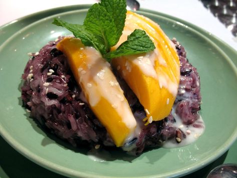 Sweet purple rice topped w/ mango and coconut cream, another delicious Laotian dessert. This is my favorite thing that Lao Village makes. If you have not tried the food there, you should!! Laos Desserts, Sticky Rice With Mango, Rice With Mango, Sweet Sticky Rice, Thai Mango, Purple Rice, Rice Desserts, Laos Food, Thailand Food