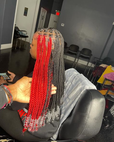 Cute pop of Red for that Bold look, who else loves a good bright red😍 🌸Ready to learn how to braid?🧚🏼‍♀️🌸 Arri’s SchoolHouse and Arri’s Little Braid Book is here! 🎓🎉 Ready to learn how do bussdown braids that are FULL and FLAT? Or do you just want to learn a solid parting foundation for any protective style? You’ll learn things like: - tucking color -triangle parts -brick layers -installing bohemian curls -and much more! 🌸style: medium knotless 🌸add ons: beads, peakaboo 🌸Follow @ArrisDo... Blonde Large Knotless Braids, Bussdown Braids, Red And Black Braids, Bohemian Curls, Large Knotless Braids, Triangle Parts, Medium Knotless, How To Braid, Pop Of Red