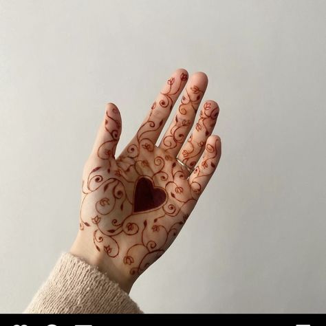 Minimal Mendhi, Ramadan Mehndi Designs, Minimal Henna Designs, Heart Mehndi, Mehendi Tattoo, Palm Henna Designs, Cute Henna Designs, Unique Henna, Jagua Henna