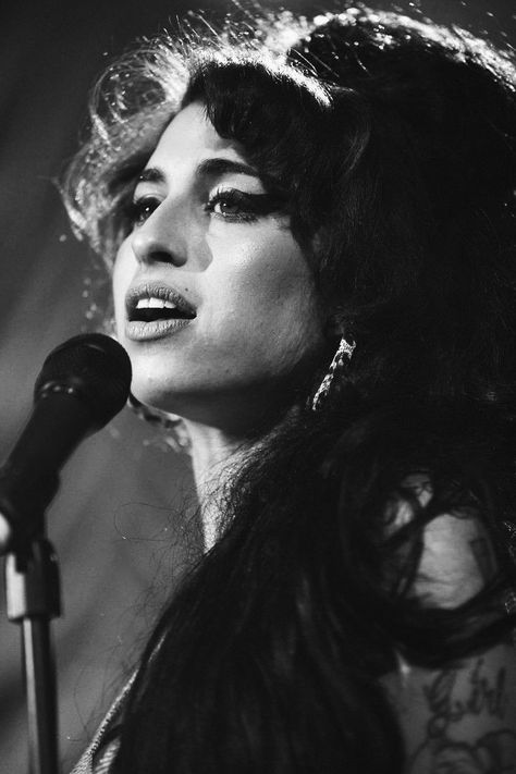 Amy ♡ Amy Winehouse Aesthetic Black And White, Amy Winehouse Photos, Amy Winehouse Black And White, Amy Winehouse Black, Amy Wine, Famous Pictures, Famous Singers, Amy Winehouse, Music Film