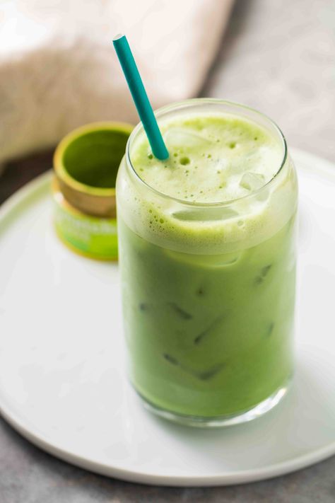 Easy Starbucks Iced Green Tea Matcha Latte | Lifestyle of a Foodie Taco Lasagne, Green Tea Latte Recipe, Muffins Zucchini, Iced Matcha Green Tea, Matcha Drink Recipes, Matcha Drinks, Matcha Green Tea Recipes, Starbucks Matcha, Matcha Latte Recipe