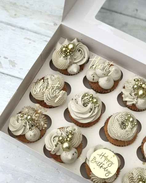 Neutral Color Cupcakes, Quince Cupcakes, White And Gold Cupcakes, 60 Cupcakes, Birthday Cupcakes For Women, 40th Birthday Cupcakes, 30th Cake, Eid Cake, Gold Cupcakes