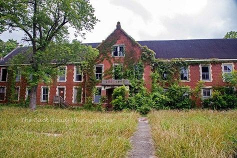 Odd Fellows Home – Liberty, Missouri - Atlas Obscura Liberty Missouri, Odd Fellows, The Ruins, Missouri, 19th Century, Cabin, House Styles, Travel, Ruins