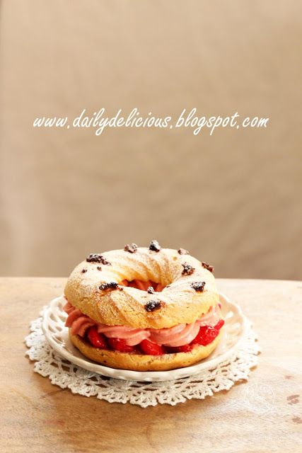 Strawberry choux pastry with strawberry frosting - I think you could also use a bagel with strawberry cream cheese! #breakfast Paris Breast, Paris Cakes, Brunch Inspiration, Laduree Paris, Paris Brest, French Desserts, French Cooking, Asian Desserts, Sweet Pastries