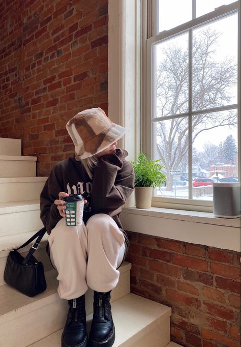 Fleece Bucket Hat Outfit, Teddy Bucket Hat Outfit, Fluffy Bucket Hat Outfit Winter, Bucket Hat Short Hair, Brown Bucket Hat Outfit, Bucket Hat Outfit Fall, Fluffy Winter Outfits, Buket Hats Outfits, Winter Bucket Hat Outfit