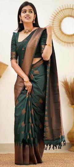 Kanjivaram Sarees Blouse Design, Dark Green Kanjivaram Saree Silk, Dark Green Saree Look Traditional, Tamil Saree Jacket Designs, Dark Green Blouse Designs For Silk Saree, Green Silk Saree Blouse Design, Bottle Green Pattu Saree, Green Saree Look Traditional, Dark Colour Saree