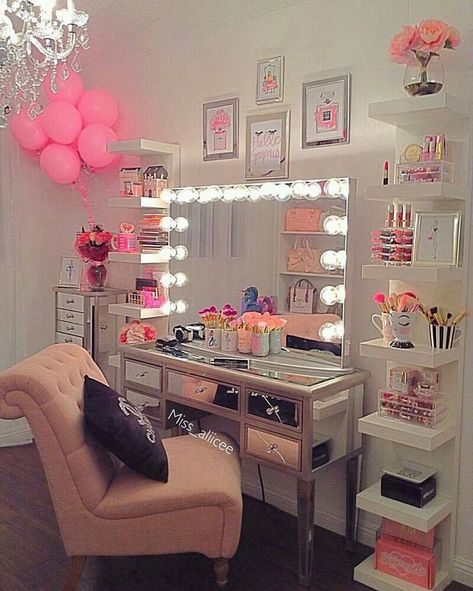 Cute for a teen daughter!! Zimmer Diy, Impressions Vanity, Dekorasi Kamar Tidur, Vanity Room, Glam Room, Makeup Rooms, Room Goals, Makeup Room, Teen Room