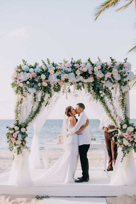 Beach Wedding Chuppah Beach Wedding, Beach Wedding Alter, Aisle Inspiration, Beach Wedding Arch, Wedding Alters, Greenery Wedding Decor, Pre Wedding Photoshoot Outfit, Parents Wedding, Wedding Venues Beach