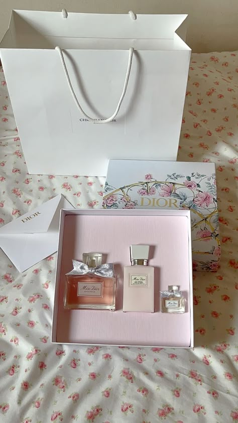 Dior Perfume Set, Dior Pink Aesthetic, Dior Blooming Bouquet Perfume, Miss Dior Perfume, Koleksi Parfum, Perfume Dior, Blooming Bouquet, Dior Girl, Miss Dior Blooming Bouquet